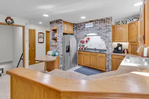 Kitchen - 420 E Brandon Dr, Bismarck, ND 58503 photo 3 of 13