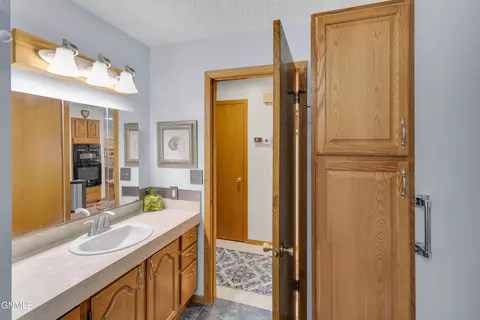 Bath - 420 E Brandon Dr, Bismarck, ND 58503 photo 1 of 4