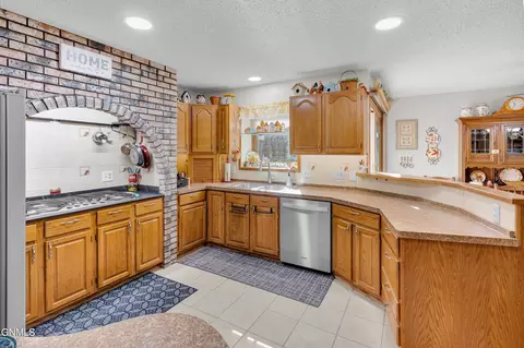 Kitchen - 420 E Brandon Dr, Bismarck, ND 58503 photo 12 of 13