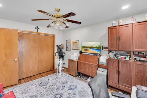 Bedroom - 420 E Brandon Dr, Bismarck, ND 58503 photo 4 of 9