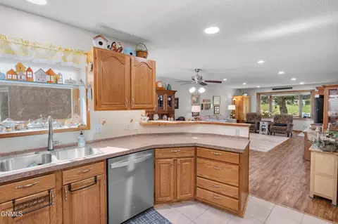 Kitchen - 420 E Brandon Dr, Bismarck, ND 58503 photo 10 of 13