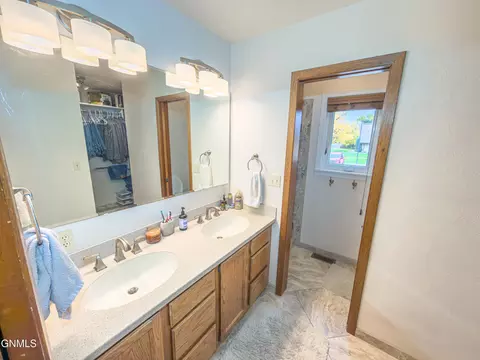 Bath - 1201 5th St SW, Sidney, MT 59270 photo 2 of 4