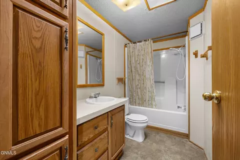 Bath - 3817 2nd Ave E, Williston, ND 58801 photo 1 of 1