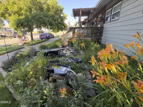 Exterior - 502 6th St W, Williston, ND 58801 photo 2 of 9