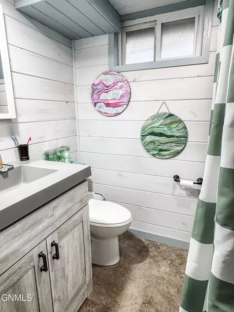 Bath - 502 6th St W, Williston, ND 58801 photo 5 of 6