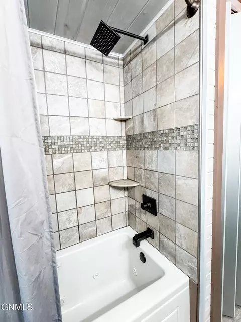 Bath - 502 6th St W, Williston, ND 58801 photo 2 of 6