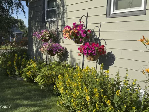 Exterior - 502 6th St W, Williston, ND 58801 photo 5 of 9