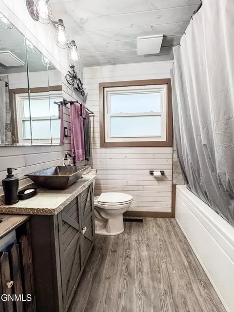 Bath - 502 6th St W, Williston, ND 58801 photo 1 of 6