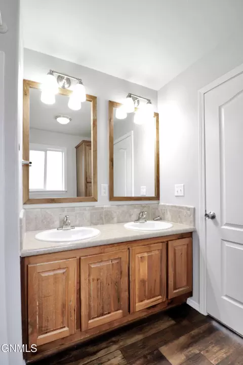 Bath - 718 40th St E, Williston, ND 58801 photo 8 of 9