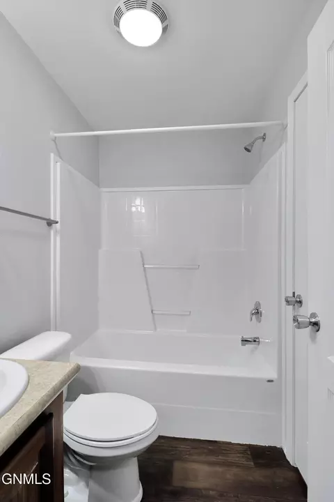 Bath - 718 40th St E, Williston, ND 58801 photo 5 of 9