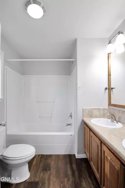 Bath - 718 40th St E, Williston, ND 58801 photo 7 of 9