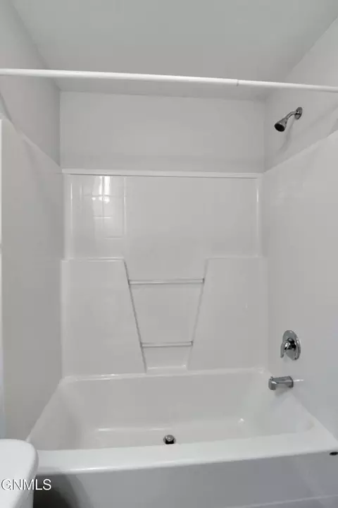 Bath - 718 40th St E, Williston, ND 58801 photo 4 of 9