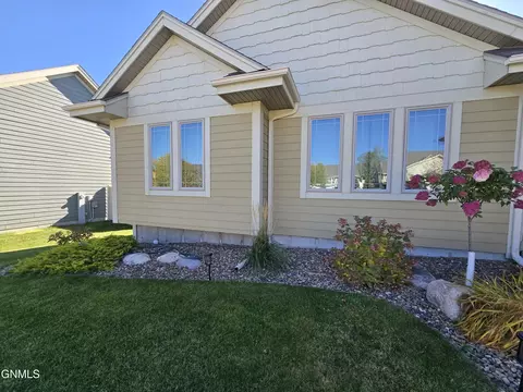 Exterior - 3301 Wheat Ridge St, Williston, ND 58801 photo 2 of 6