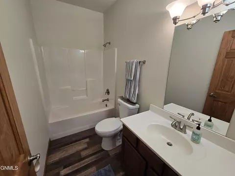 Bath - 3301 Wheat Ridge St, Williston, ND 58801 photo 2 of 3