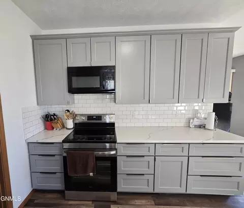 Kitchen - 3301 Wheat Ridge St, Williston, ND 58801 photo 3 of 4