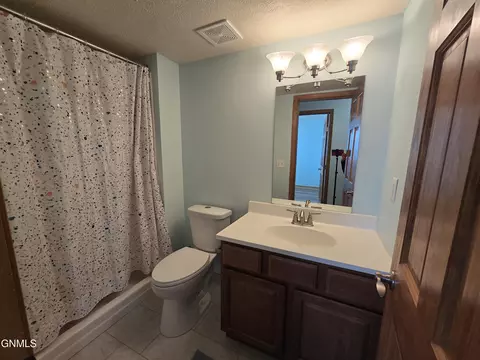 Bath - 3301 Wheat Ridge St, Williston, ND 58801 photo 3 of 3