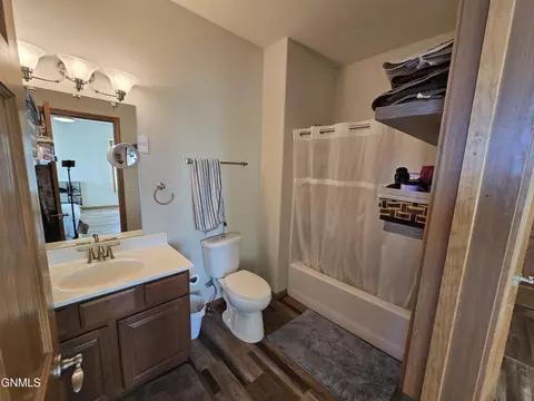 Bath - 3301 Wheat Ridge St, Williston, ND 58801 photo 1 of 3