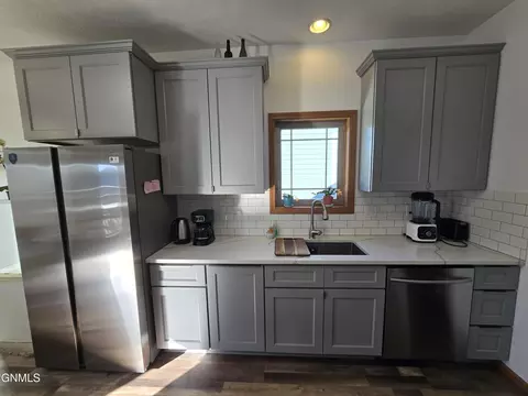Kitchen - 3301 Wheat Ridge St, Williston, ND 58801 photo 2 of 4