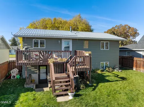 Exterior - 520 9th Ave W, Williston, ND 58801 photo 3 of 8