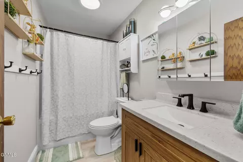 Bath - 520 9th Ave W, Williston, ND 58801 photo 1 of 2