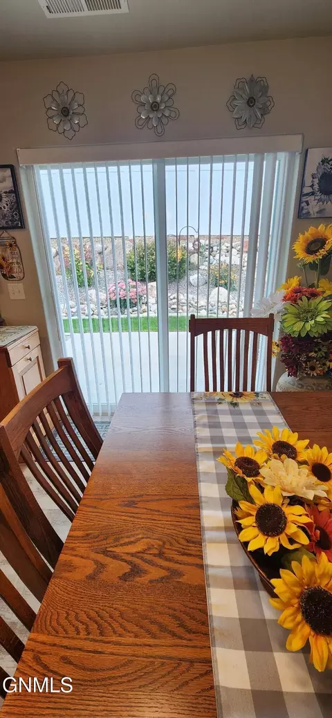Dining - 212 Huron Dr, Bismarck, ND 58503 photo 2 of 5