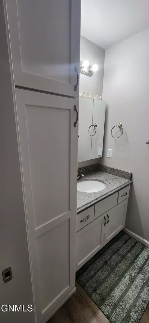 Bath - 212 Huron Dr, Bismarck, ND 58503 photo 4 of 6