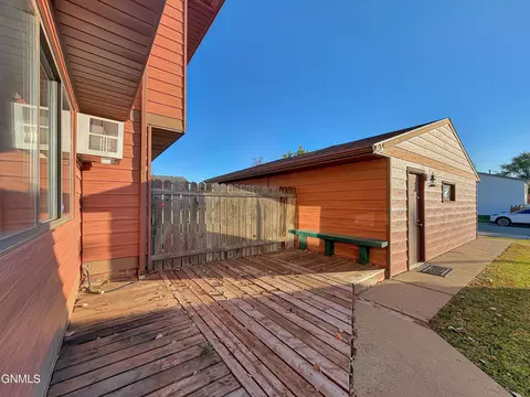 Exterior - 2721 19th Ave W, Williston, ND 58801 photo 1 of 2