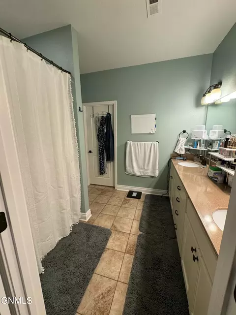 Bath - 1913 14th St W, Williston, ND 58801 photo 2 of 6