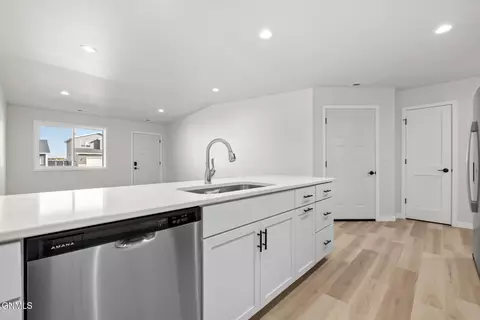 Kitchen - 1552 47th Loop SE, Minot, ND 58701 photo 3 of 4