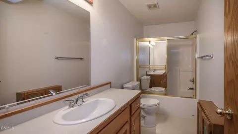 Bath - 4118 34th Ave NW, Mandan, ND 58554 photo 3 of 4