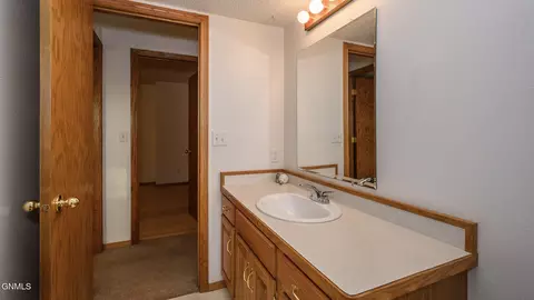 Bath - 4118 34th Ave NW, Mandan, ND 58554 photo 4 of 4