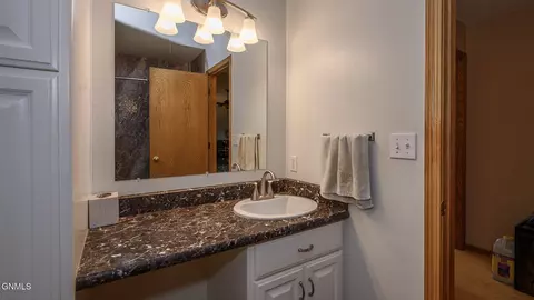 Bath - 4118 34th Ave NW, Mandan, ND 58554 photo 2 of 4