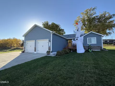 215 7th Ave NE, Watford City, ND 58854