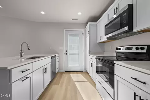 Kitchen - 1568 47th Loop SE, Minot, ND 58701 photo 3 of 5