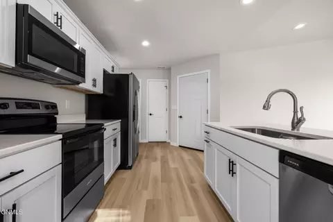Kitchen - 1568 47th Loop SE, Minot, ND 58701 photo 4 of 5