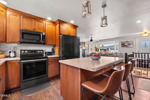 Kitchen - 901 16th Ave W, Williston, ND 58801 photo 4 of 5