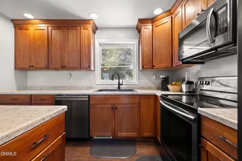 Kitchen - 901 16th Ave W, Williston, ND 58801 photo 3 of 5