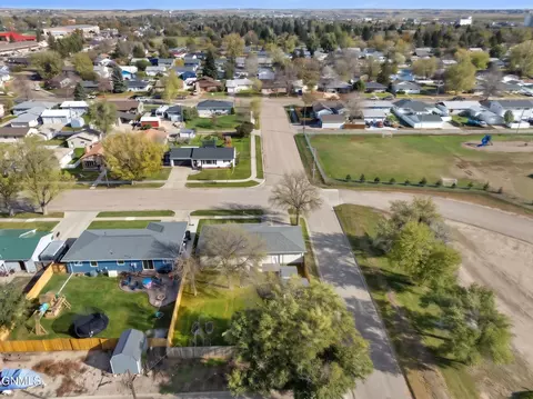 View/Area - 901 16th Ave W, Williston, ND 58801 photo 4 of 5