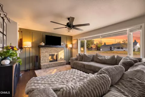 Living - 901 16th Ave W, Williston, ND 58801 photo 1 of 2