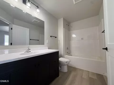 Bath - 1564 47th Loop SE, Minot, ND 58701 photo 2 of 2