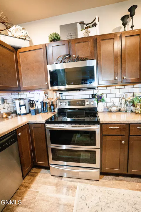 Kitchen - 601 45th St E, Williston, ND 58801 photo 4 of 7