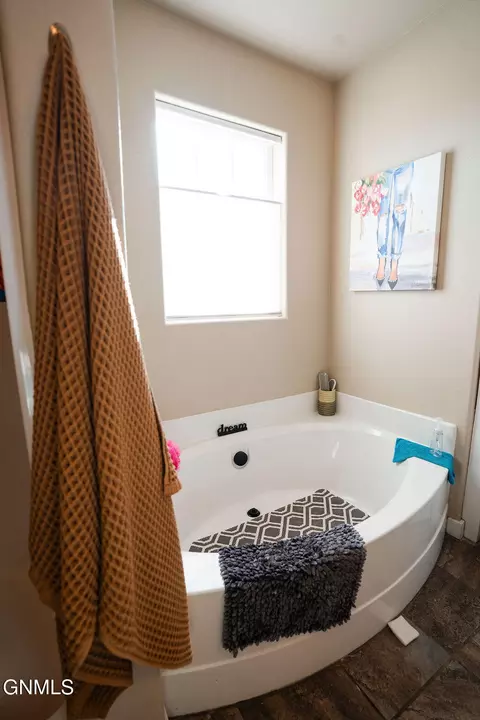 Bath - 601 45th St E, Williston, ND 58801 photo 5 of 8