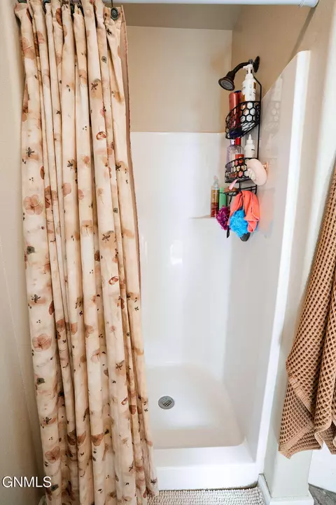 Bath - 601 45th St E, Williston, ND 58801 photo 4 of 8