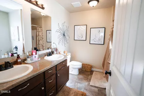 Bath - 601 45th St E, Williston, ND 58801 photo 3 of 8
