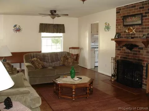 5198 Weaver Ln, Gloucester, VA 23061 photo 2