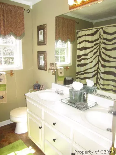 7752 Waters Edge Ln, Gloucester Point, VA 23062 photo 9