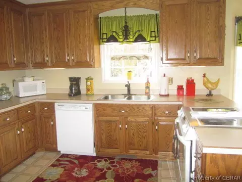 7752 Waters Edge Ln, Gloucester Point, VA 23062 photo 4