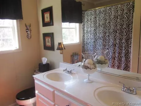7752 Waters Edge Ln, Gloucester Point, VA 23062 photo 11