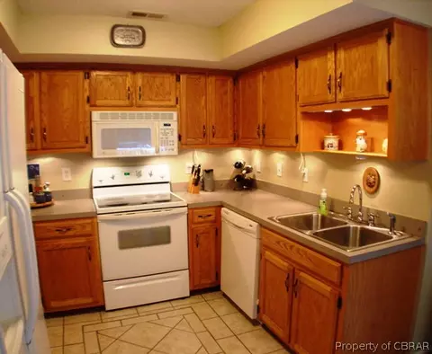 8379 Kitchener Dr, Gloucester, VA 23061 photo 5