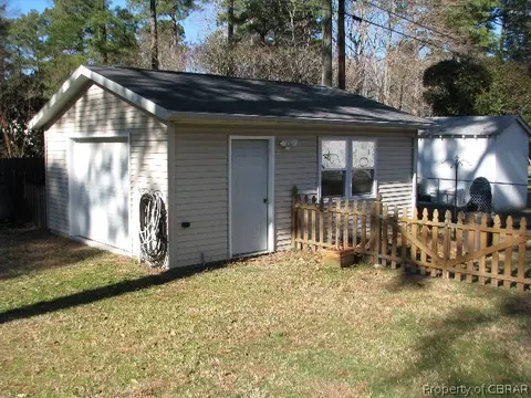 1734 Laurel Dr, Gloucester Point, VA 23062 photo 2
